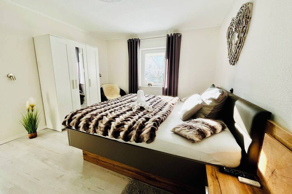 5 * Wellness & Natur Ferienhaus Garden, Waldsauna und Whirlpool, direkt am Wald in Wildenbruch, Michendorf
