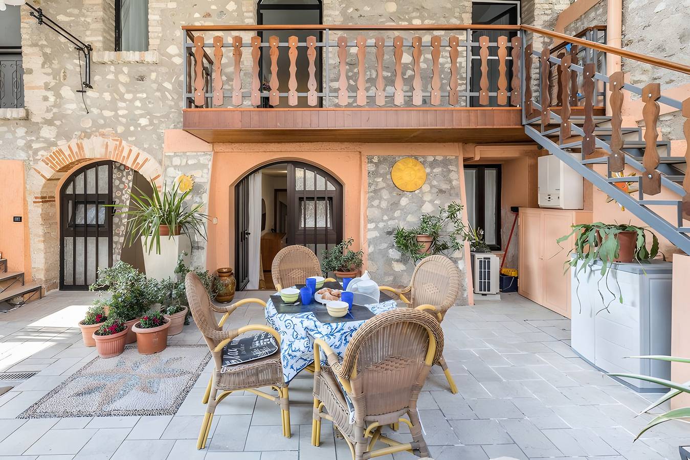 Entire apartment, Apartment 'Luna' with Shared Terrace, Wi-Fi and Air Conditioning in San Felice del Benaco, Garda Mountains