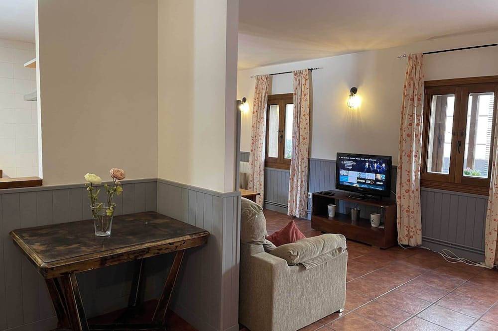 La Casa de la Maestra 1 is a charming house, typical of a town, with a warm and welcoming decoration. in Madarcos, Madrid Province