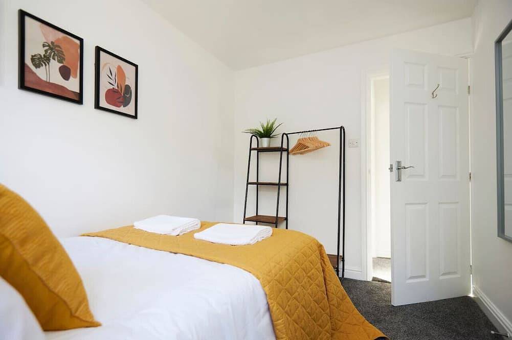 Usnooz | Charming Huddersfield Home with Garden in Huddersfield, West Yorkshire