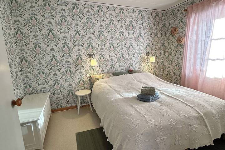 Spacious 4p cottage with fireplace in beautiful bathing site in Jämtland