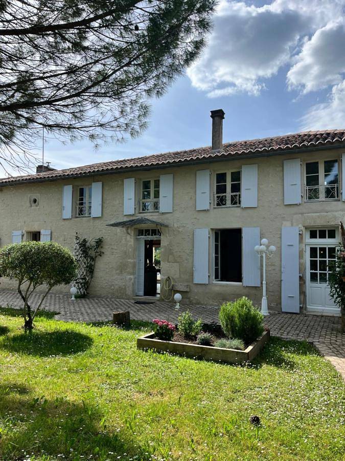 Location de vacances pour 12 personnes, avec jardin et piscine, animaux acceptés à Ronsenac - 2