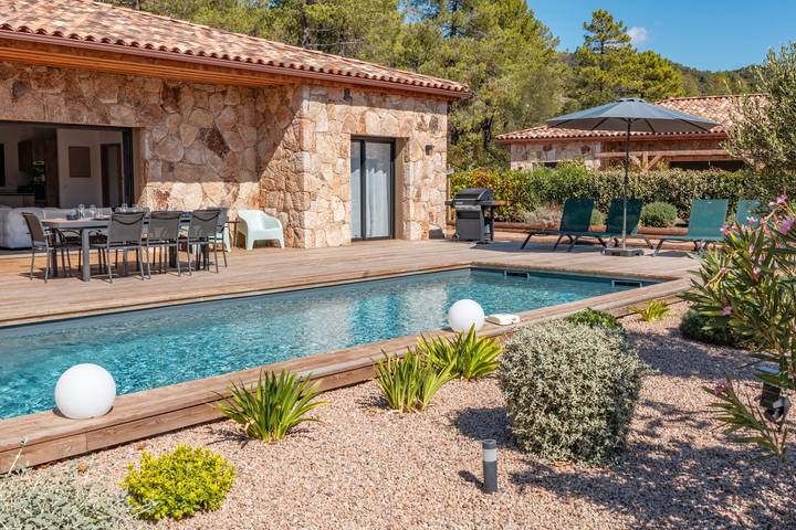 Villa pour 8 personnes, avec piscine et terrasse, adapté aux familles à Lecci