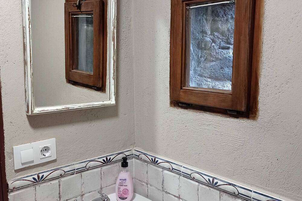 Rural House for 2 Guests with Air Conditioning and Private Garden in Sant Joan les Fonts, Zona Volcanica de la Garrotxa Natural Park