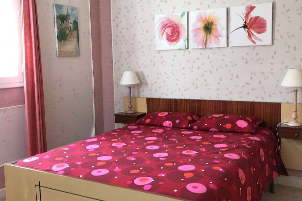 Detached Breton house 6 Pers quiet, garden, near Cote de Granit Rose in Rospez, Lannion region