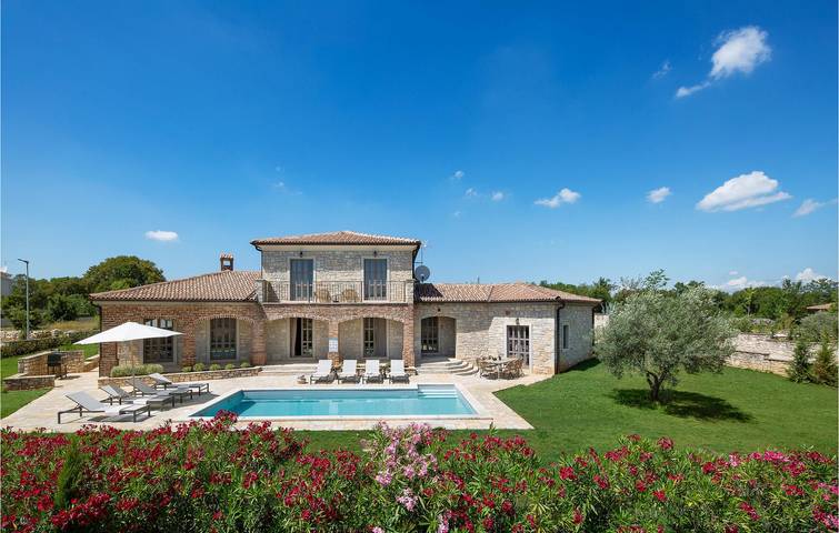 Geräumige 2-Zimmer-Wohnung mit Pool und Terrasse in der Nähe des Stadtzentrums von Heraki in Sveti Lovreč Pazenatički, Zentralistrien