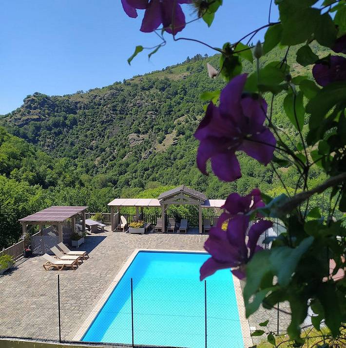 Gîte pour 24 personnes, avec jardin ainsi que terrasse et piscine - 1