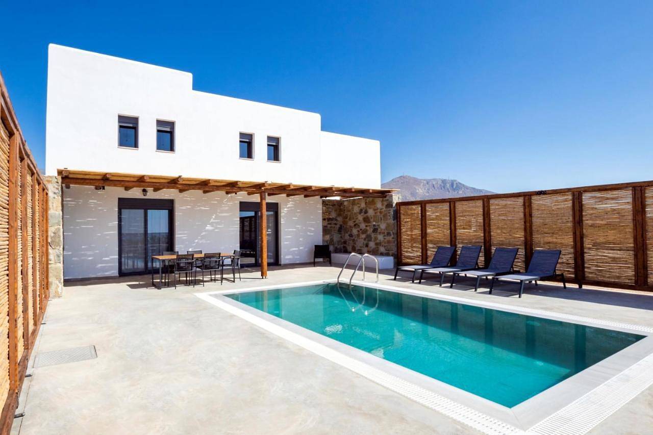 Cato Agro 2, Seafront Villa with Private Pool in Karpathos
