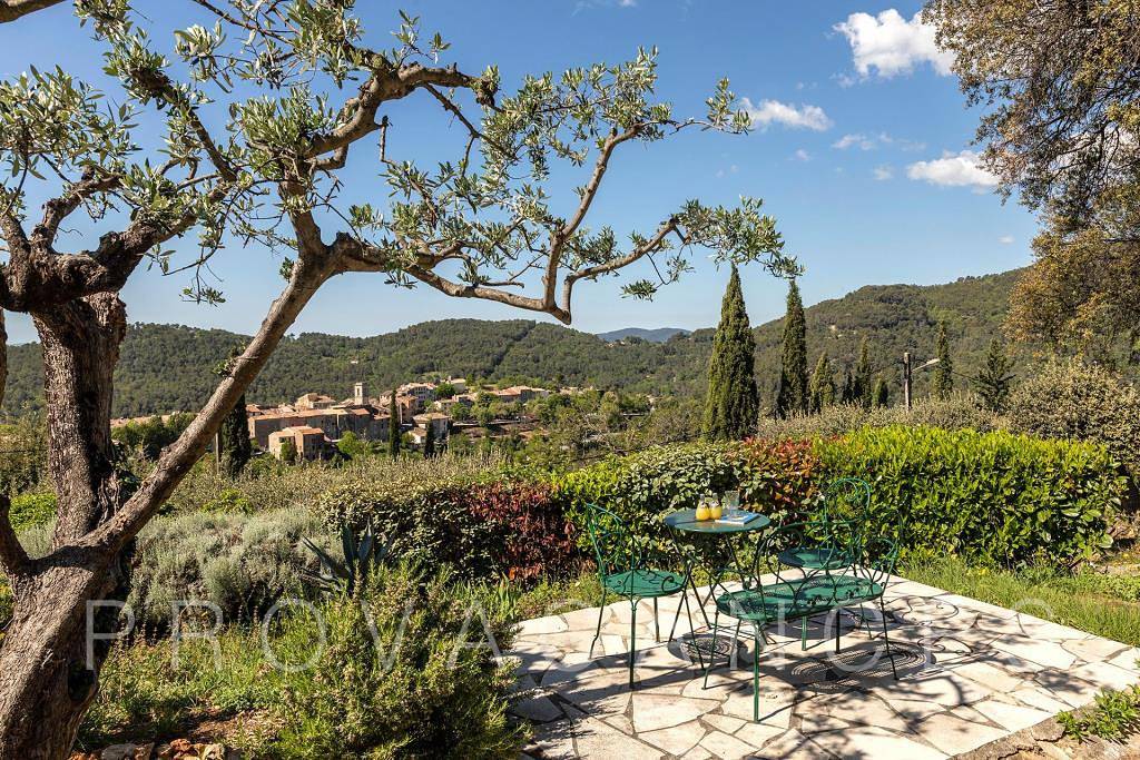 Charming holiday home with beautiful views of the village in Claviers, Region de Draguignan