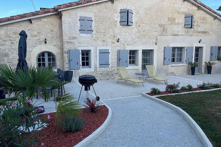 Gîte pour 6 personnes, avec Jacuzzi ainsi que Terrasse et Jardin à Saint-Même-les-Carrières
