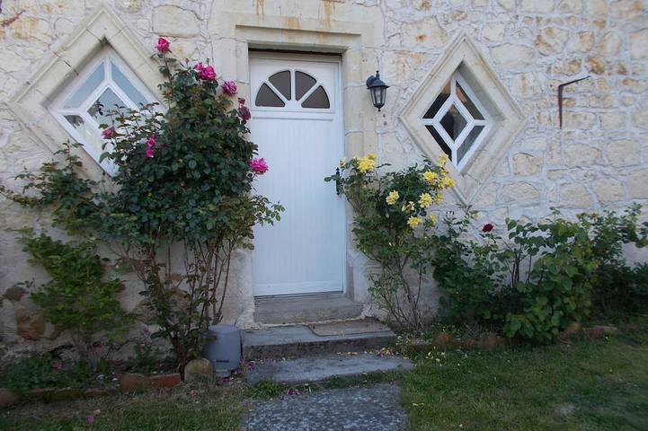Location de vacances pour 2 personnes, avec jardin et piscine à Allonnes