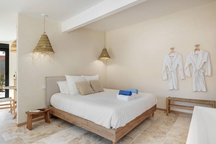 Casa de vacaciones 'La Suite - Balnéo Privative' con piscina compartida, Wi-Fi y aire acondicionado in Montagne, Región de Libourne