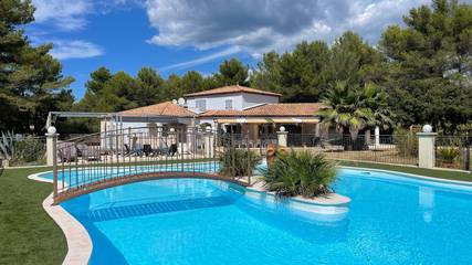 Cottage pour 12 personnes, avec jardin ainsi que balcon et piscine à Signes
