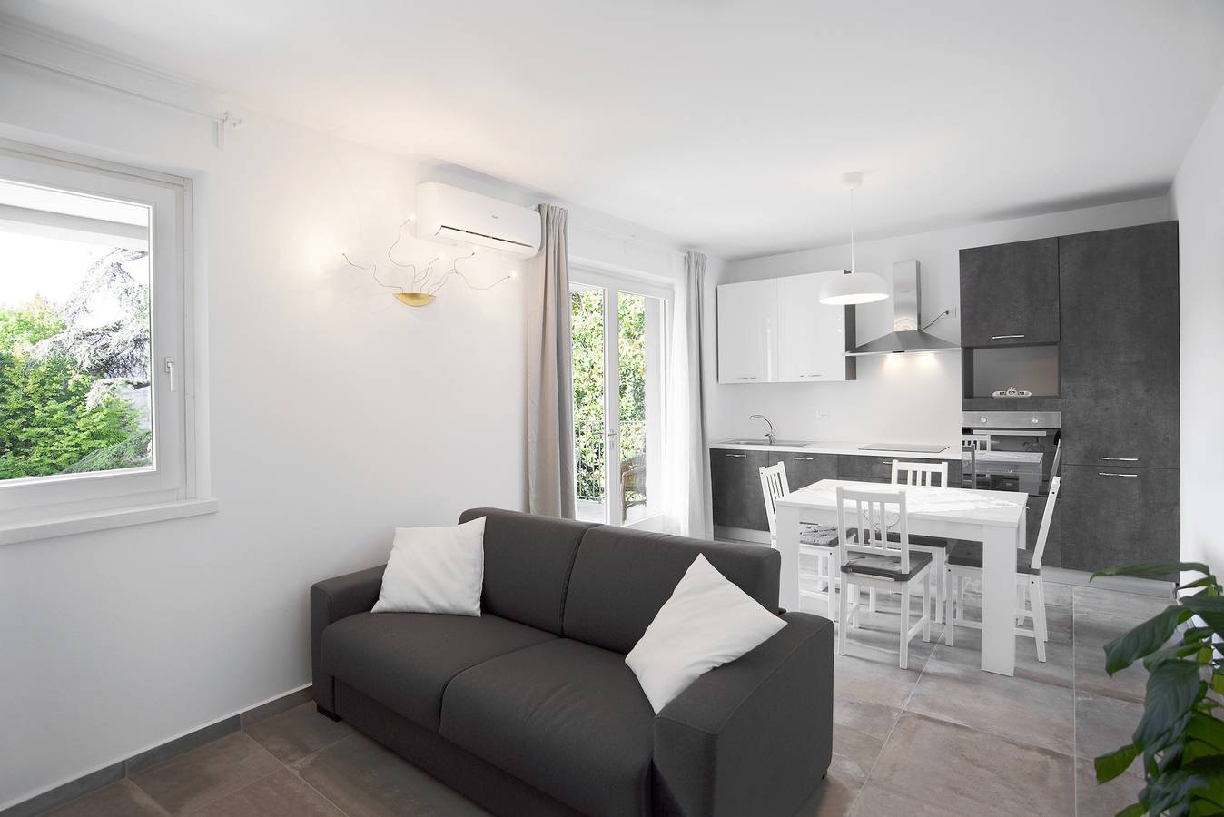 Appartement entier, Appartement moderne près du lac de Garde avec Wi-Fi et terrasse in Bardolino, Montagnes autour du lac de Garde