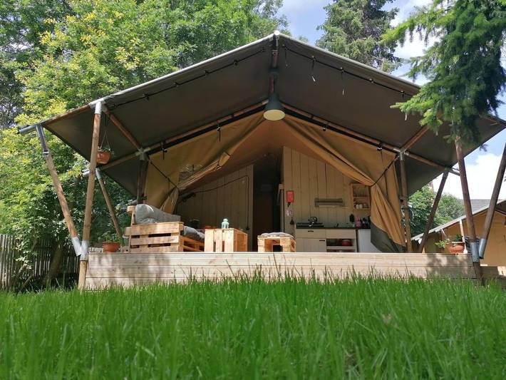 Zelt für 4 Personen, mit Terrasse und Garten sowie Pool in Thüringen