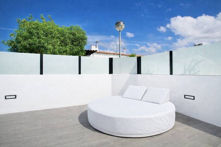 Vacation Apartment 'Sunset House Maspalomas' with Shared Pool and Wi-Fi in Maspalomas, San Bartolomé de Tirajana