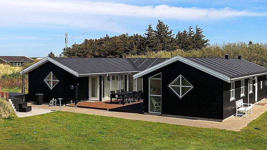 Feriehus for 8 personer, med jacuzzi og terrasse i tillegg til sauna, dyr tillatt i Danmark