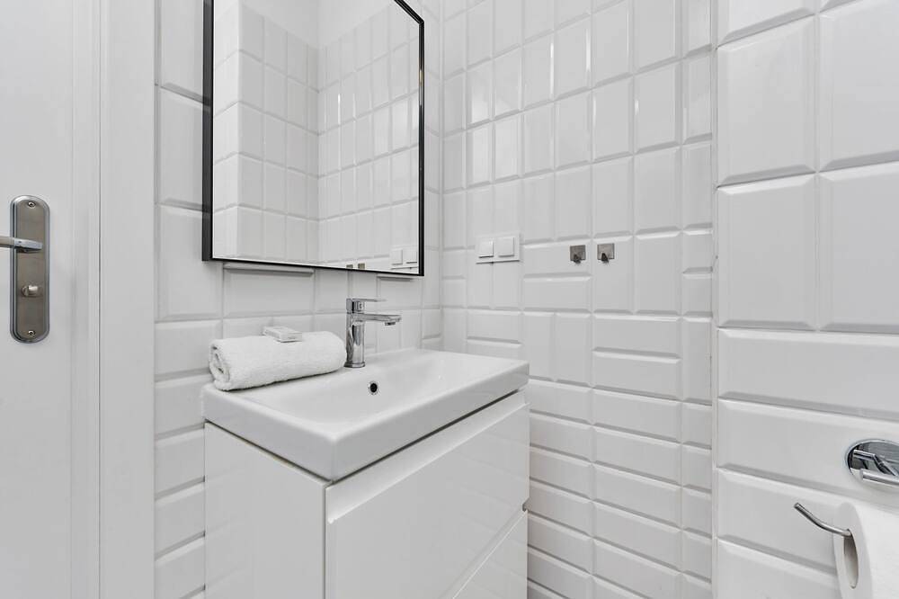 Ganze Wohnung, Funktionelles Studio mit Balkon | Nähe Odra und Zoo in Breslau, Niederschlesien