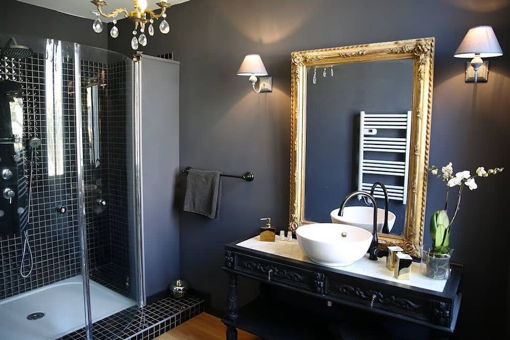 Guest house with 4 individually rented rooms. in Bernis, Nimes region