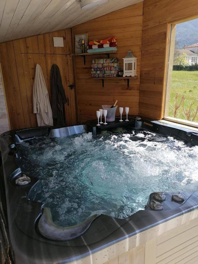 Chambre d’hôte pour 2 personnes, avec Jacuzzi et Terrasse ainsi que Jardin et Piscine
