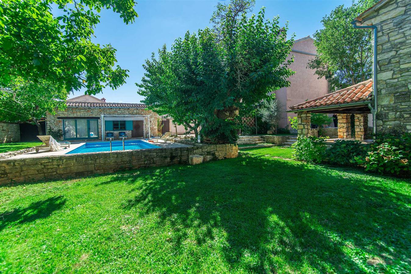Charming 2-Bedroom Casa Apricot with Parking in Bokordići, Svetvinčenat