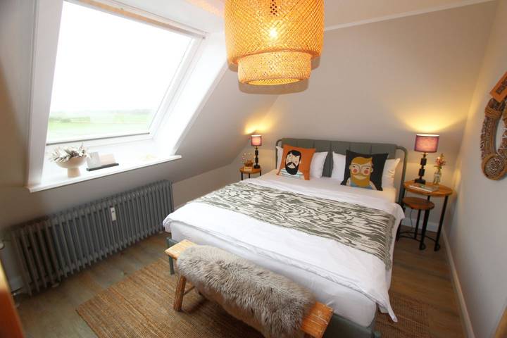 Ganze Wohnung, Frisch renoviertes Obergeschoss-Appartement mit liebevollen maritimen Details in Wenningstedt, Sylt