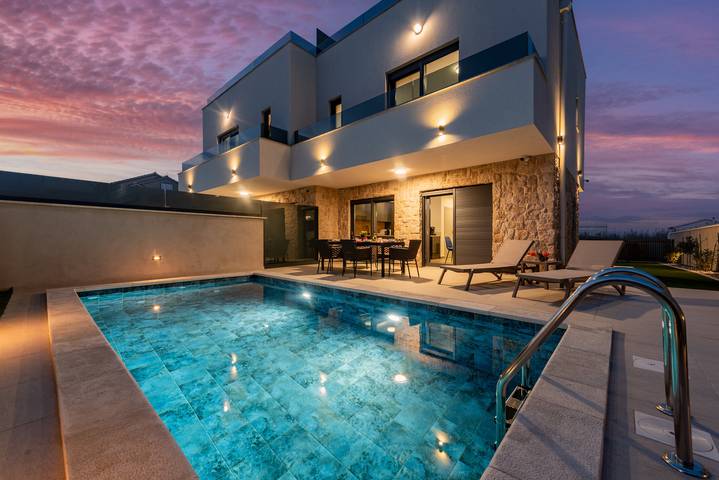 Villa für 6 Personen, mit Meerblick und Garten sowie Sauna in Privlaka