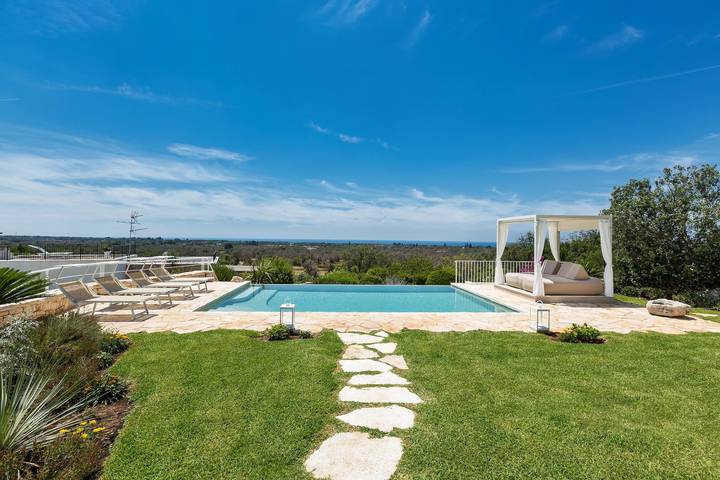 Villa für 13 Personen, mit Whirlpool und Garten sowie Pool in Salve