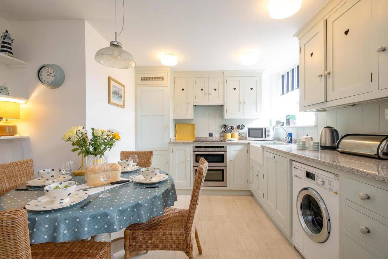 1 Ogilvie Lodge - A seafront apartment in Thorpeness - Close to Thorpeness Country Club - Managed by Aldeburgh Coastal Cottages in Thorpeness, Suffolk