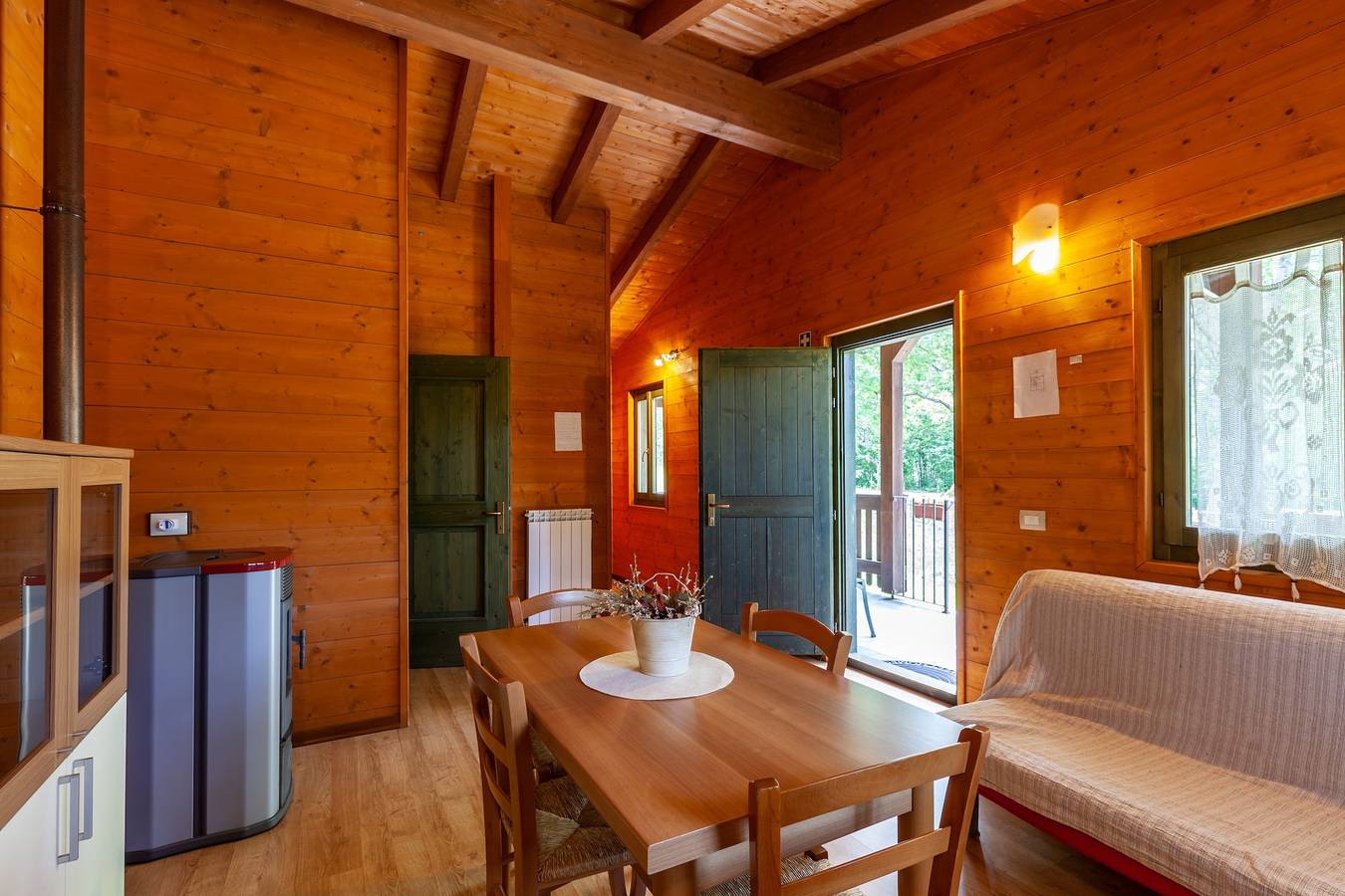 Chalet 'Mirtillo' – Villaggio Anemone mit Bergblick und privater Terrasse in Sillano, Giuncugnano