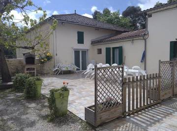 Gîte pour 8 personnes, avec terrasse et jardin à Langon