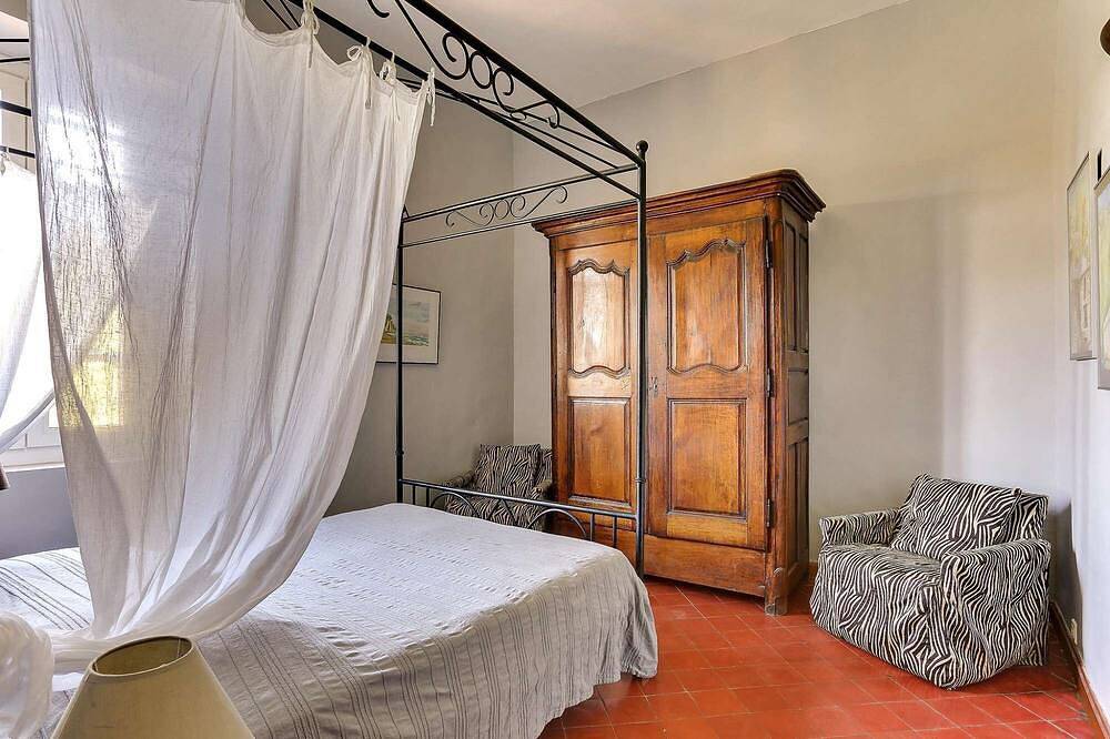 Large air-conditioned house with heated swimming pool in quiet Provence in Entraigues-sur-la-Sorgue, Vaucluse