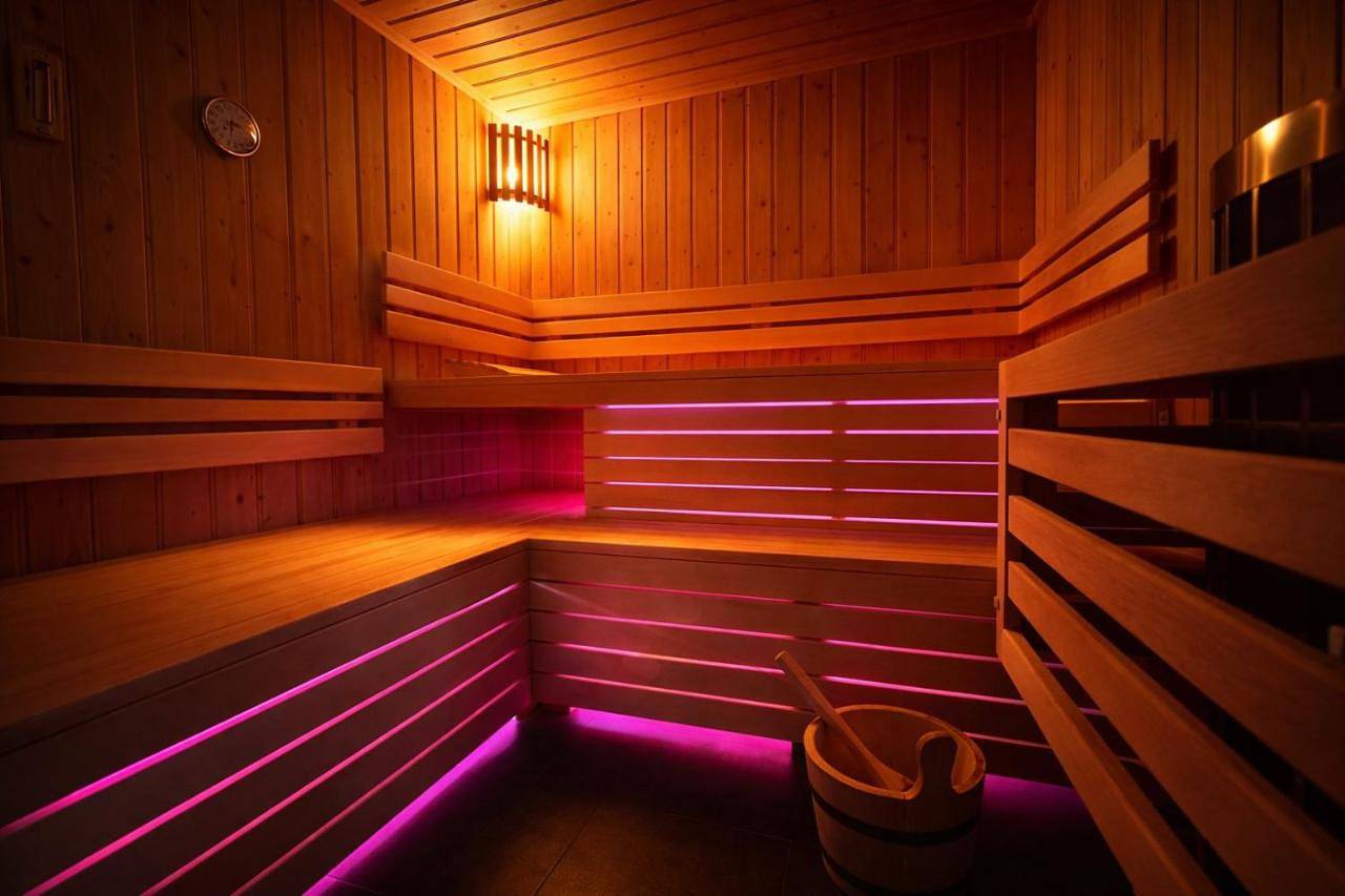 Wellness Tuin Horst Noord Limburg - Suite met Indoor Jacuzzi, Openhaard, Privé Hottub en Privé Sauna in Jachthut stijl - Ultieme Partner Beleving in Horst, Limburg