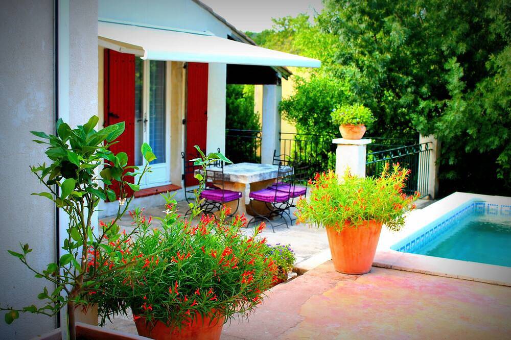 Haus mit unabhängigem Studio und Pool in einem Dorf im Herzen der Alpilles in Paradou, Arles und Umgebung