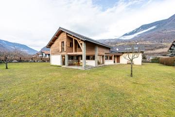 Maison de campagne pour 12 personnes, avec jardin, adapté aux familles à Aigueblanche
