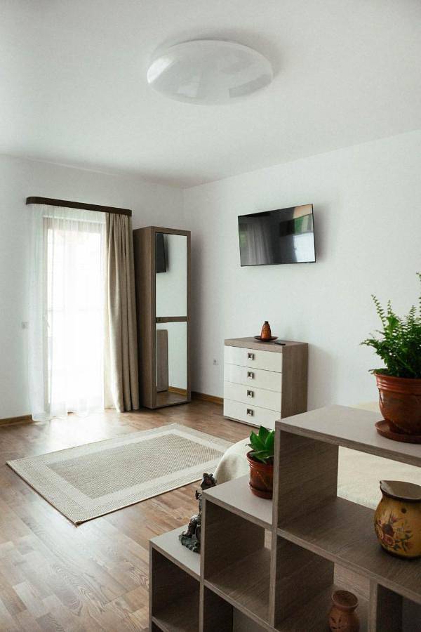 Gîte pour 2 personnes, avec Balcon et Terrasse ainsi que Jardin et Piscine dans Mureș