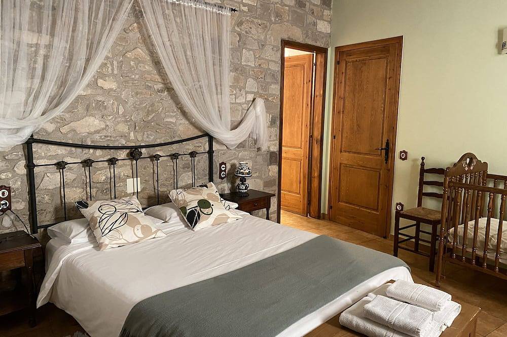 La Farraja de Cal Farrés, rural house 1 h. from Bcn: swimming pool, bbq, garden. in Calonge de Segarra, Barcelona Inland