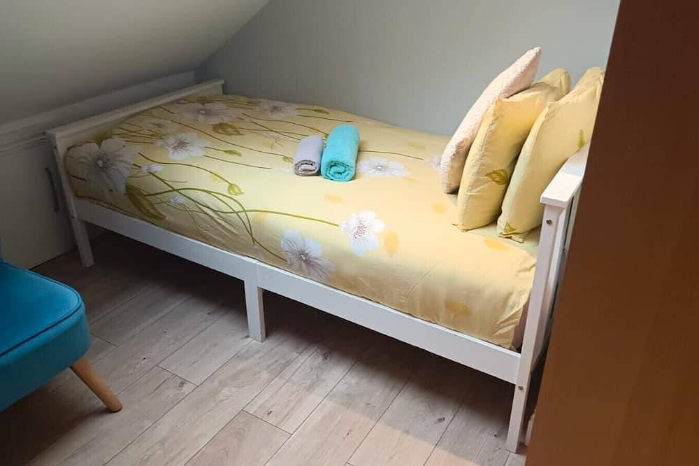 Entire apartment, Comfystay-london : Double Room with Extra Bed in Newham, London