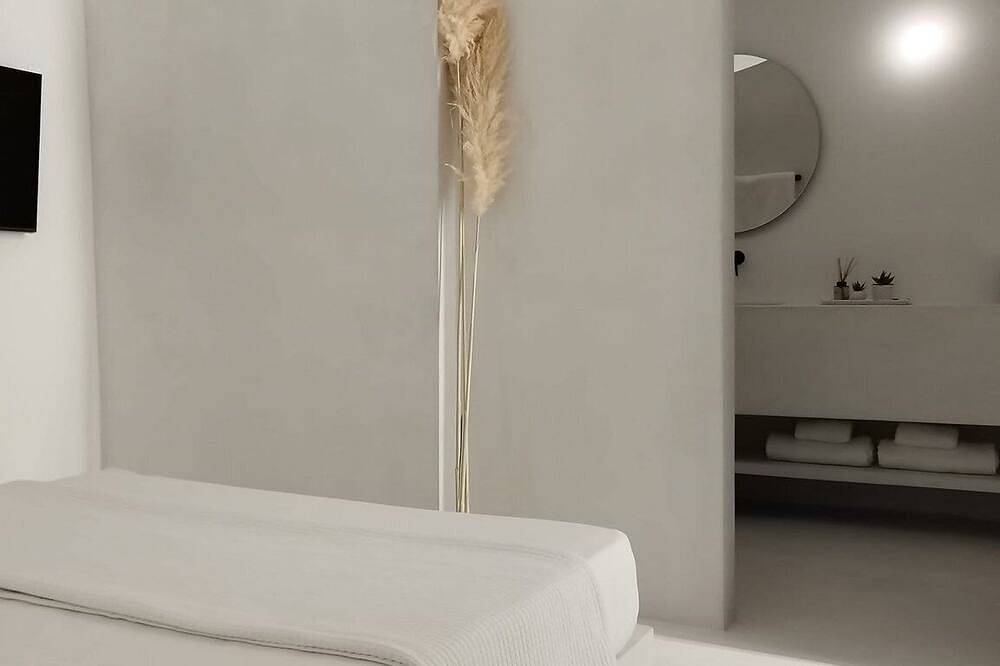 Wonderful Santorini Villa | 2 Bedroom Villa | Outdoor Pool & Stunning Views | Finikia in Finikia, Santorin