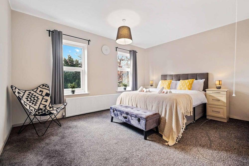4Br Family Home with Jacuzzi Near Birmingham in Walsall, Birmingham Area