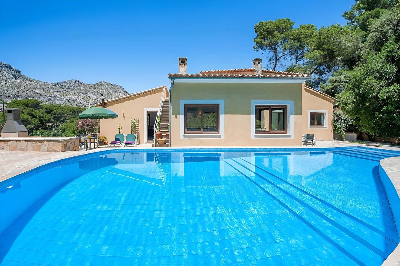 Villa "Alexandria" con vistas a la montaña, piscina, aire acondicionado, terraza y jardín in Cala Sant Vicenc, Pollença