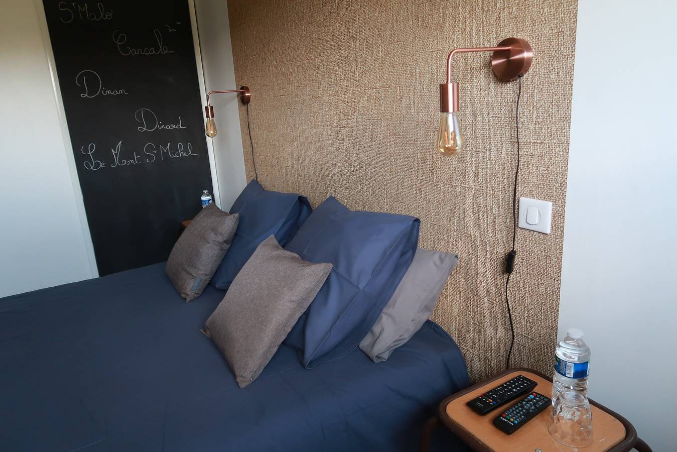 Guest Room 'L'Abri des Flots' with Shared Pool, Terrace, and Wi-Fi in Plouër-sur-Rance, Dinan region