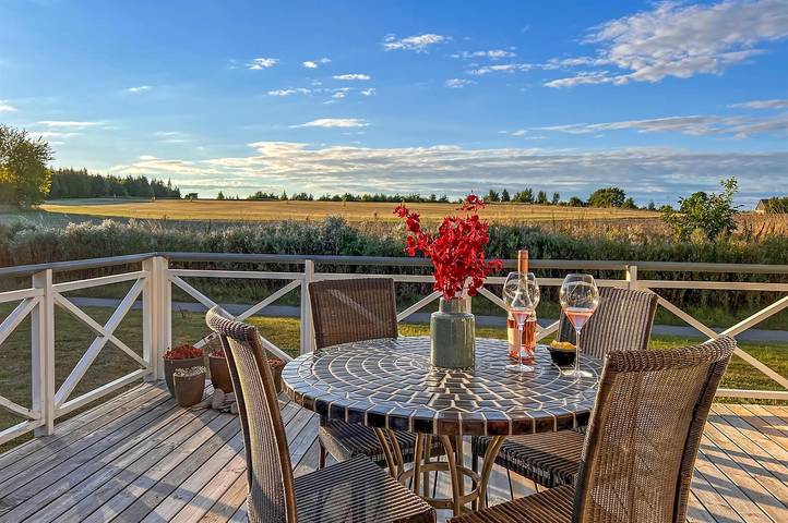 Ferieleilighet for 6 personer, med terrasse i Gudhjem