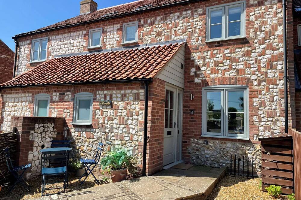 Wild Strawberry Cottage is a charming hideaway within a peaceful courtyard in Burnham Market, Norfolk Coast
