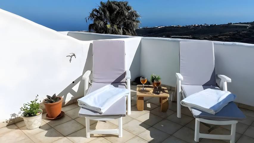 Entire apartment, Casa Rosa – Charming Two-Bedroom Apartment with Panoramic Views in Arico Viejo, Arico