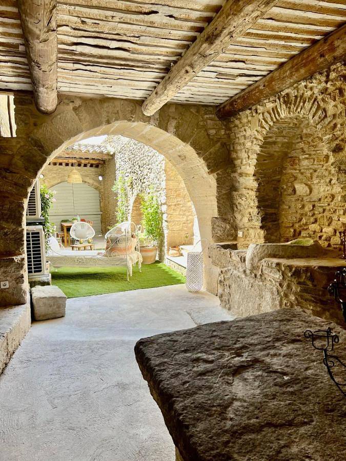 Maison d’hôte pour 10 personnes, avec Terrasse et Jardin ainsi que Piscine et Vue à Lagnes - 2