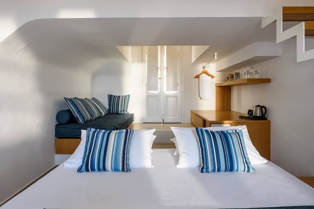 Muses Cycladic Suites - Two Level Compact Suite with Outdoor Hot tub & sea view in Oia, Santorini