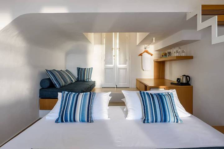 Muses Cycladic Suites - Zweistöckige Maisonette mit Meerblick & saisonalem Whirlpool in Oia, Santorin