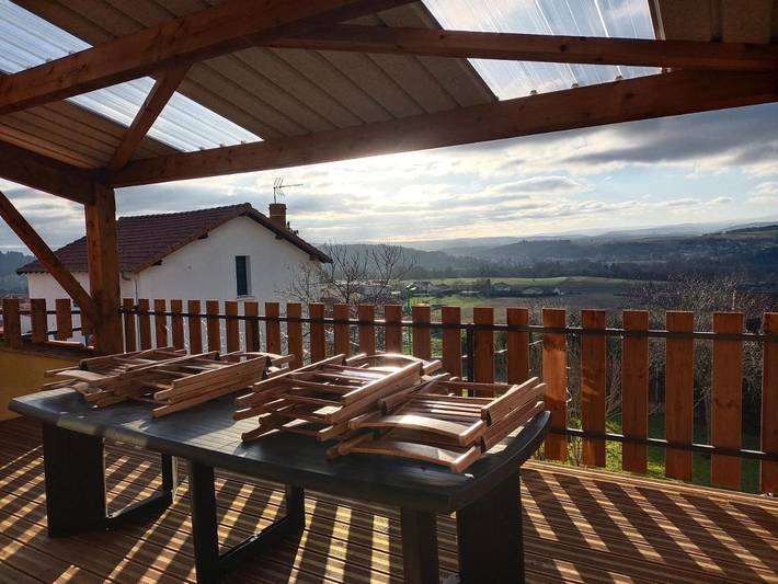 Location de vacances pour 8 personnes, avec jardin ainsi que balcon et vue à Vézézoux