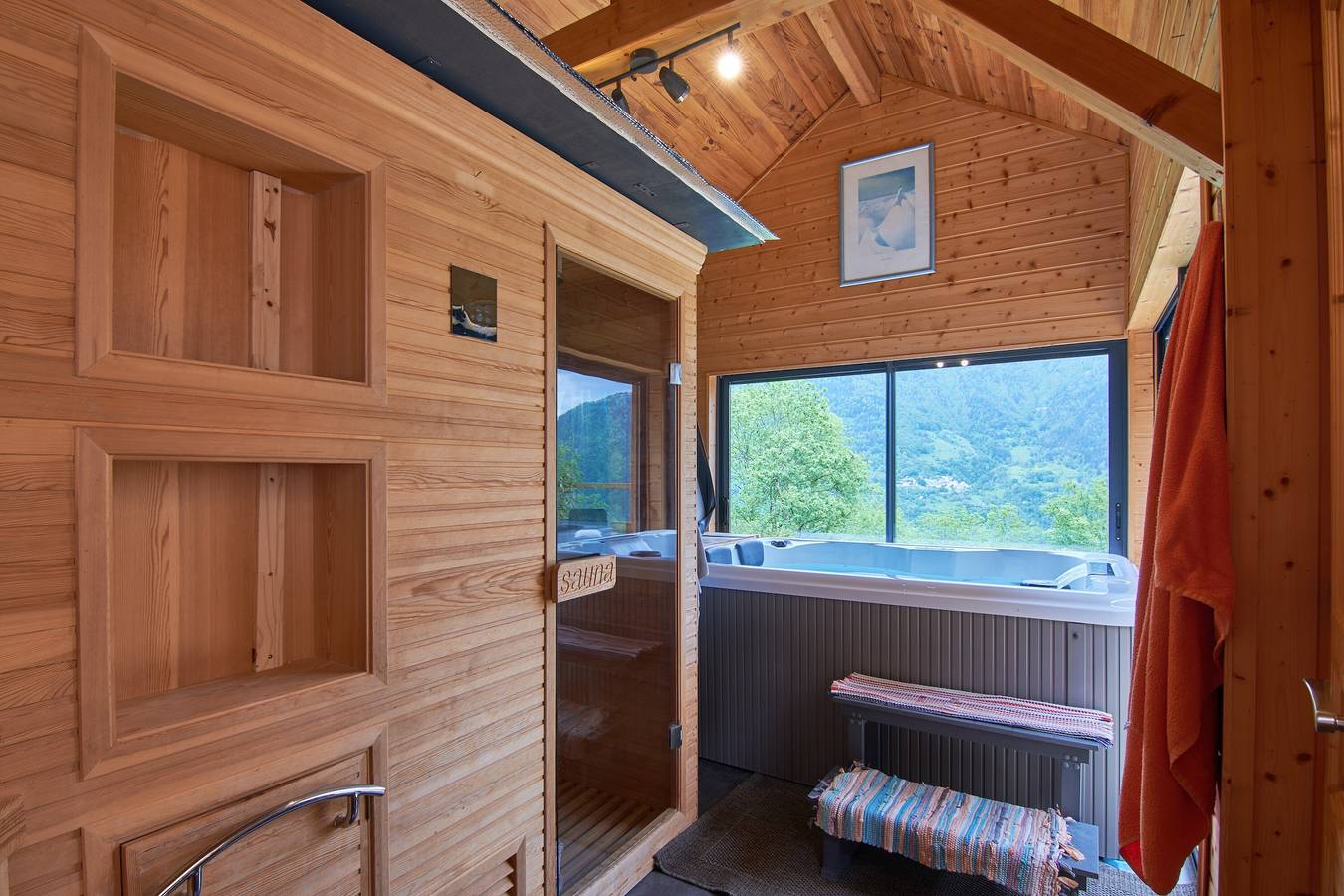 Chalet "La Traverse" with Mountain View, Whirlpool & Wi-Fi in Allemond, Écrins National Park